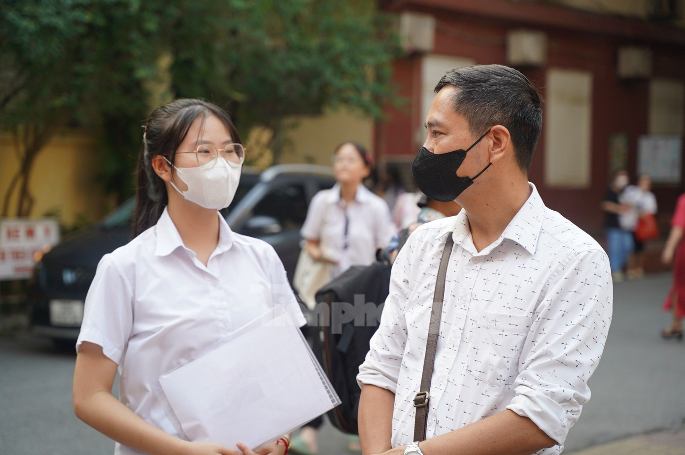 Dặn dò con trước khi vào phòng thi. Ảnh: Đức Nguyễn Dặn dò con trước khi vào phòng thi. Ảnh: Đức Nguyễn