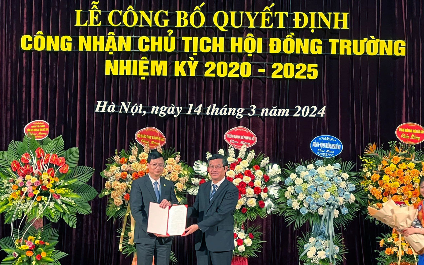 PGS.TS Nguyễn Văn Hiền (người bên trái) nhận quyết định bổ nhiệm. Ảnh: N.H