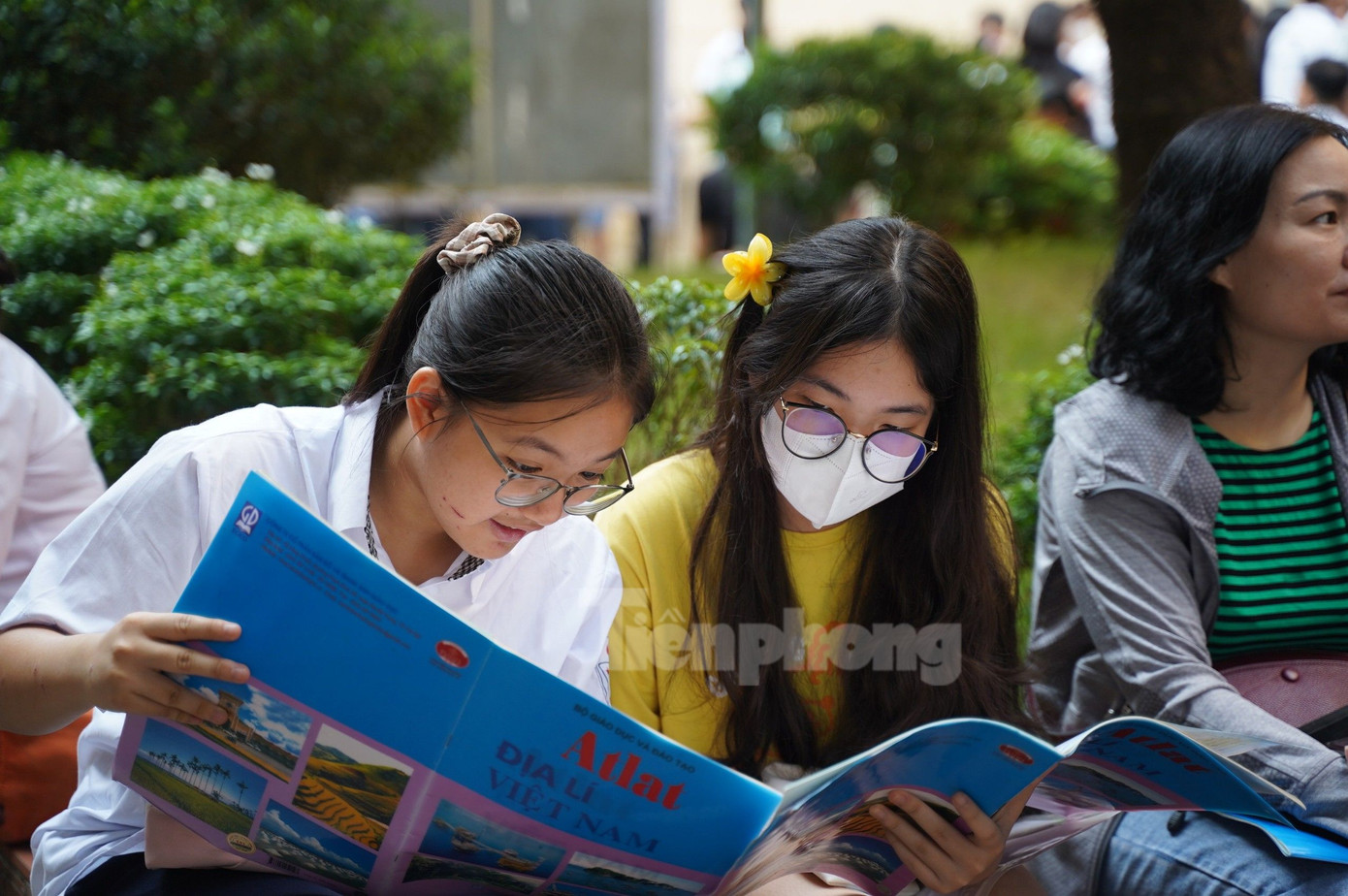 Tranh thủ xem lại bài. Ảnh: Đức Nguyễn Tranh thủ xem lại bài. Ảnh: Đức Nguyễn