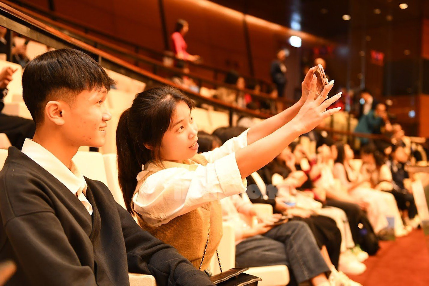 Thăm Hội trường chính tòa nhà Quốc hội. Thăm Hội trường chính tòa nhà Quốc hội.