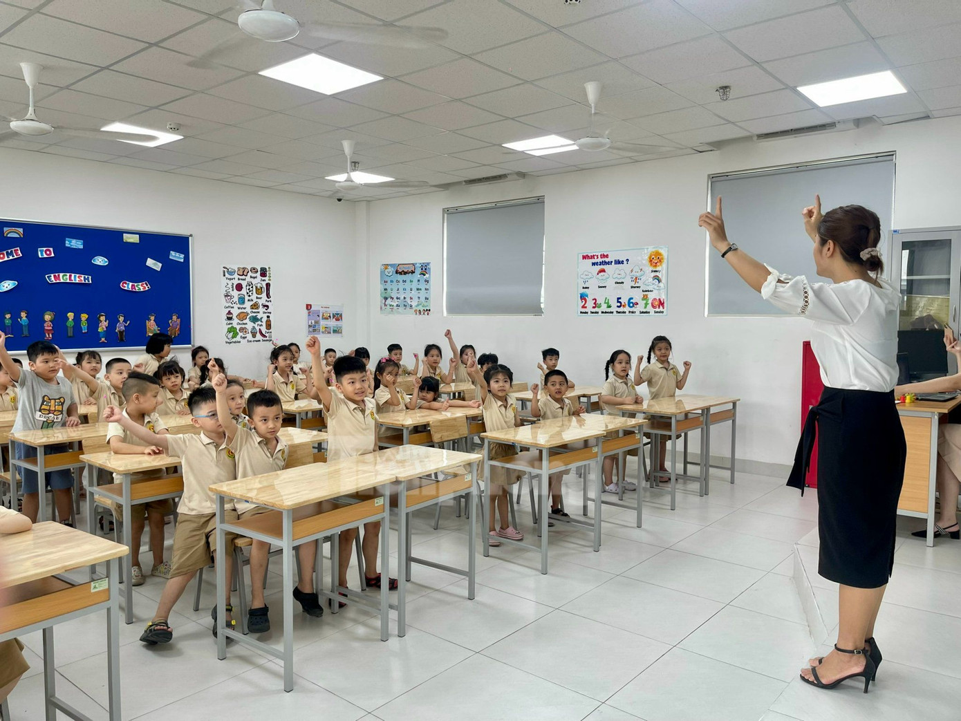 Cùng giơ tay bày tỏ quan điểm nào! Cùng giơ tay bày tỏ quan điểm nào!