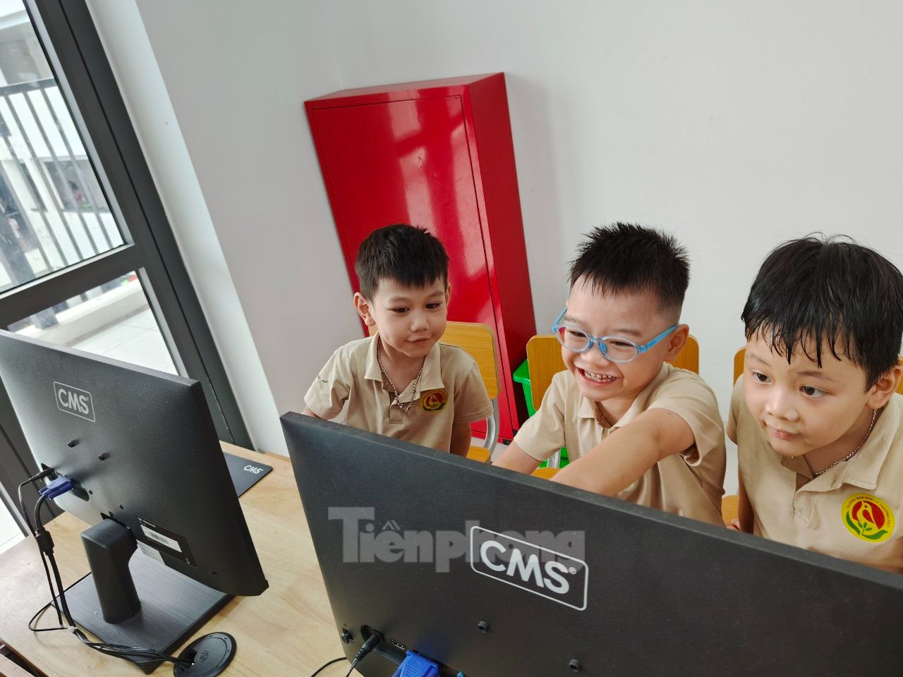 Các bé vô cùng hứng thú khi được khám phá những điều thú vị trong phòng học máy tính của Trường Tiểu học Quang Trung Các bé vô cùng hứng thú khi được khám phá những điều thú vị trong phòng học máy tính của Trường Tiểu học Quang Trung