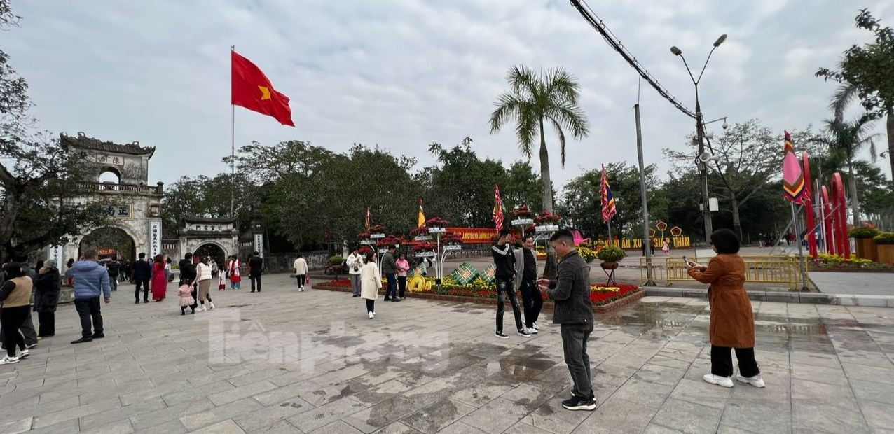 Khuôn viên hai bên cổng đền Trần đã được trả lại cho du khách.