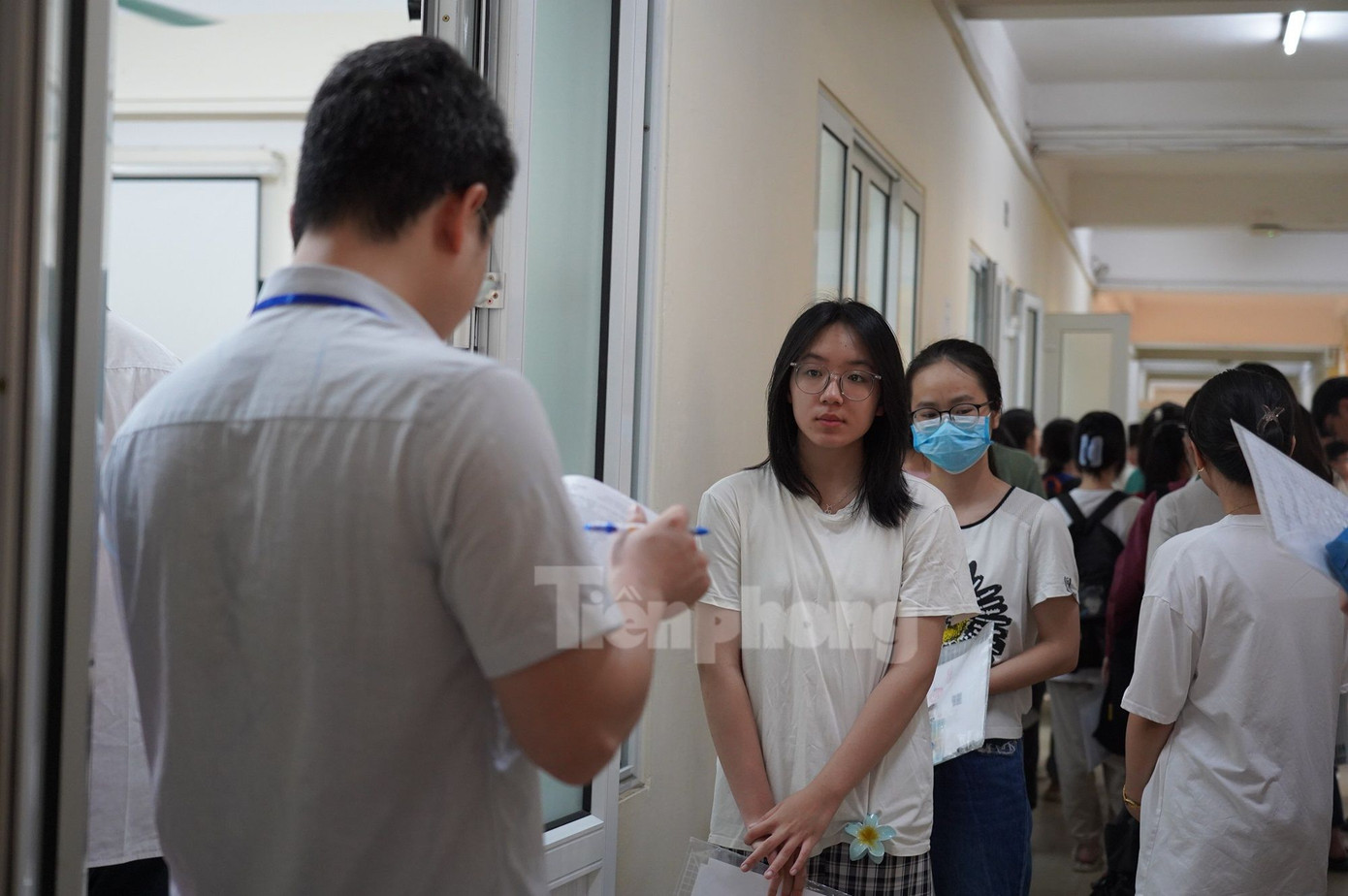 Gọi thí sinh vào phòng thi. Ảnh: Diệp An Gọi thí sinh vào phòng thi. Ảnh: Diệp An