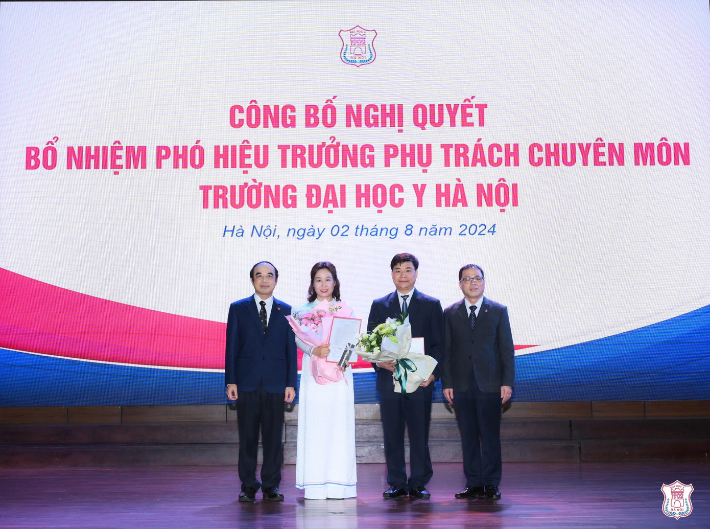 PGS.TS Lê Đình Tùng (người thứ 2 từ phải sang) và PGS.TS Hồ Thị Kim Thanh (người thứ 2 từ trái qua) nhận quyết định bổ nhiệm Phó Hiệu trưởng Trường Đại học Y Hà Nội. Ảnh: Hữu Linh PGS.TS Lê Đình Tùng (người thứ 2 từ phải sang) và PGS.TS Hồ Thị Kim Thanh (người thứ 2 từ trái qua) nhận quyết định bổ nhiệm Phó Hiệu trưởng Trường Đại học Y Hà Nội. Ảnh: Hữu Linh