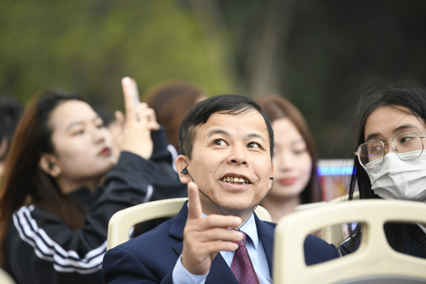 Thầy Nguyễn Tuấn Anh, Phòng Công tác chính trị Sinh viên, Trường Đại học Sư phạm Hà Nội rất bất ngờ khi được cùng 2 sinh viên của trường tham gia trải nghiệm Thầy Nguyễn Tuấn Anh, Phòng Công tác chính trị Sinh viên, Trường Đại học Sư phạm Hà Nội rất bất ngờ khi được cùng 2 sinh viên của trường tham gia trải nghiệm