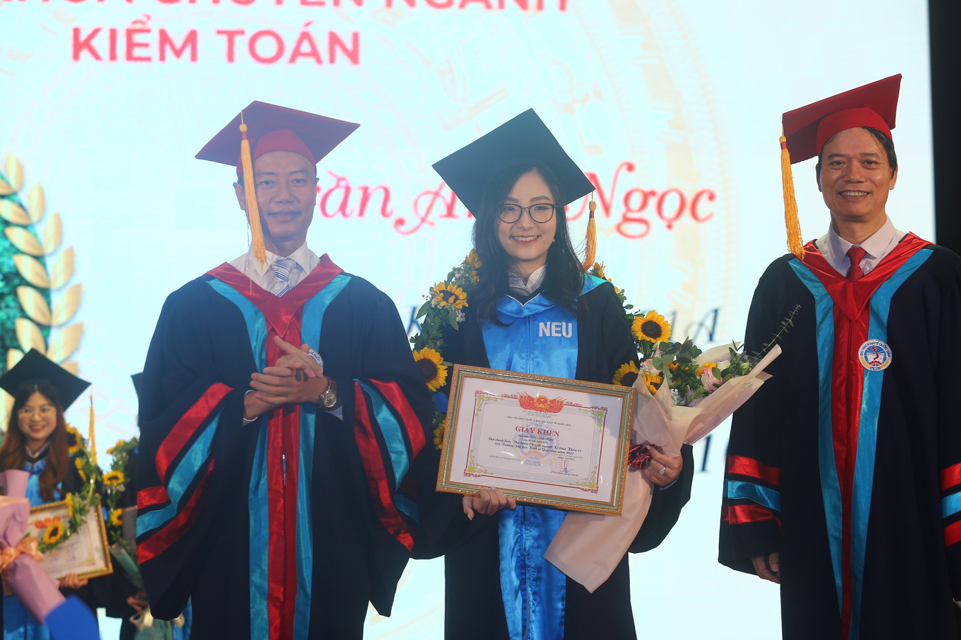 SV Trường Đại học Kinh tế Quốc dân trong lễ tốt nghiệp