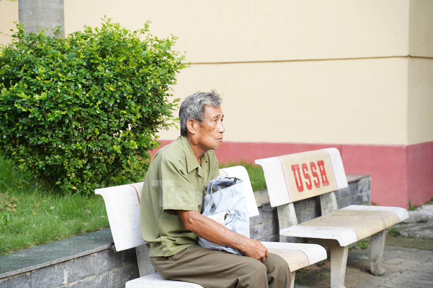 Ông Đồng Văn Dưỡng ngồi chờ cháu ngoài trường thi.Ảnh: Đức Nguyễn Ông Đồng Văn Dưỡng ngồi chờ cháu ngoài trường thi.Ảnh: Đức Nguyễn