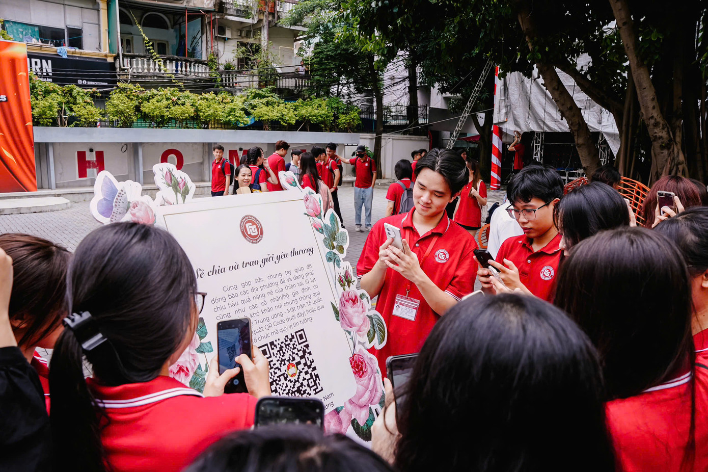 Lẵng hoa đặc biệt trong lễ khai giảng năm học mới của sinh viên Trường ĐH Ngoại thương