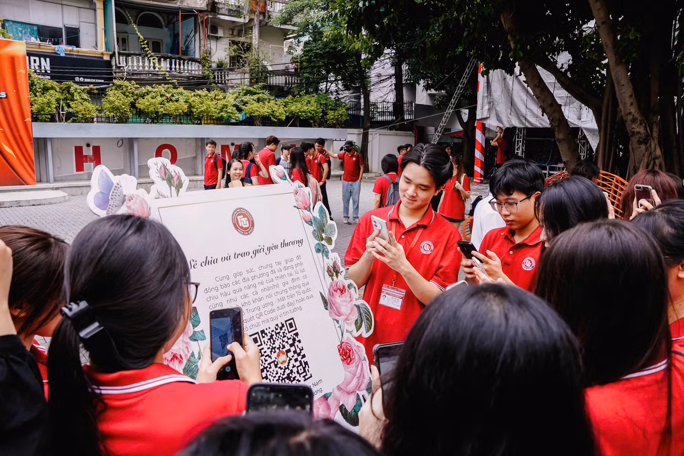 Lẵng hoa đặc biệt trong lễ khai giảng năm học mới của sinh viên Trường ĐH Ngoại thương