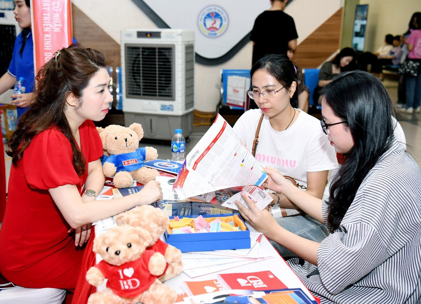 Ngày hội tư vấn tuyển sinh tại Trường ĐH Kinh tế Quốc dân năm 2024