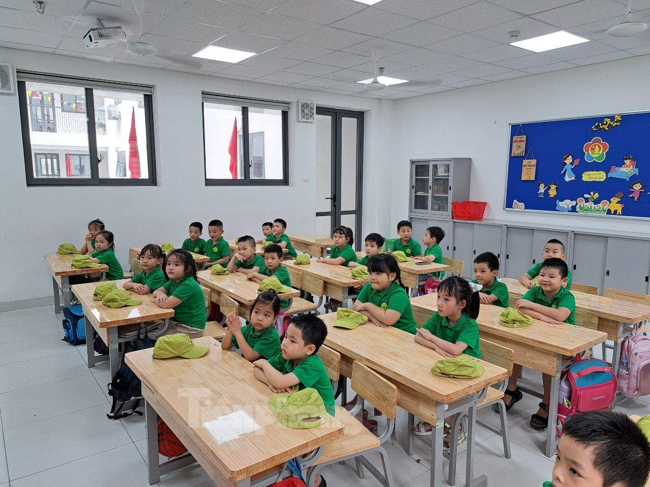 Nghiêm ngắn ngồi vào bàn như anh chị học sinh tiểu học Nghiêm ngắn ngồi vào bàn như anh chị học sinh tiểu học