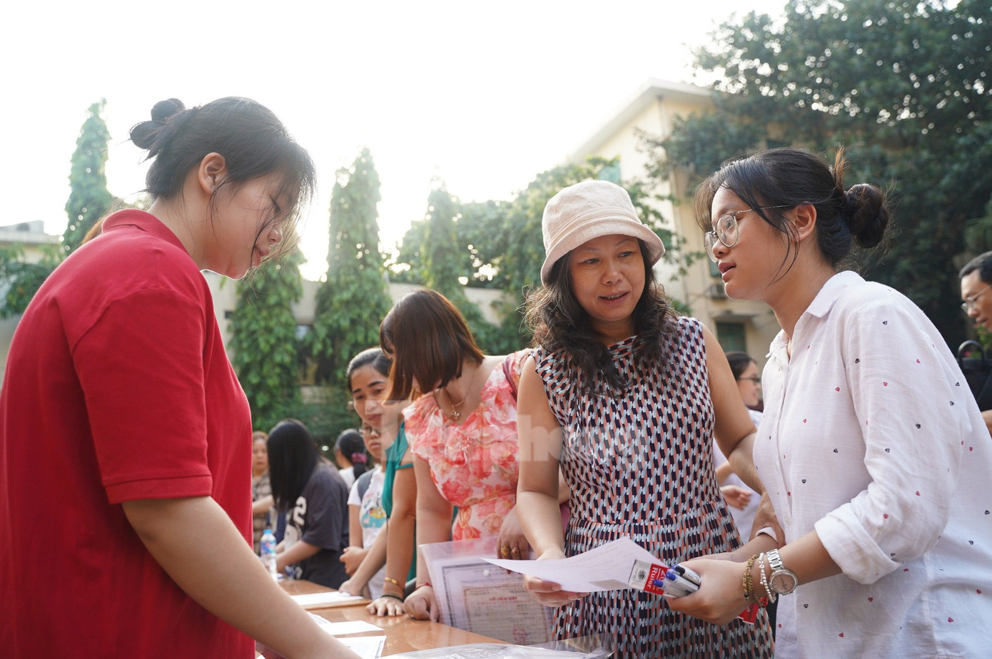 Thí sinh dự thi vào lớp 10 Trường THPT Chuyên Khoa học Xã hội và Nhân văn ngày 2/6. Ảnh: Đức Nguyễn Thí sinh dự thi vào lớp 10 Trường THPT Chuyên Khoa học Xã hội và Nhân văn ngày 2/6. Ảnh: Đức Nguyễn