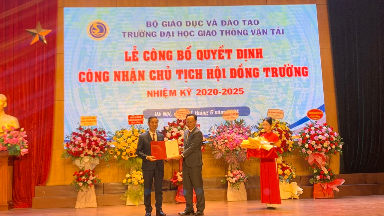 PGS.TS Nguyễn Thanh Chương (người bên trái) nhận Quyết định công nhận Chủ tịch Hội đồng trường Trường Đại học Giao thông Vận tải. Ảnh: Nghiêm Huê PGS.TS Nguyễn Thanh Chương (người bên trái) nhận Quyết định công nhận Chủ tịch Hội đồng trường Trường Đại học Giao thông Vận tải. Ảnh: Nghiêm Huê