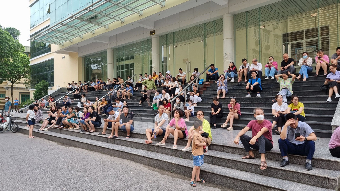 Phụ huynh ngồi chờ con thi. Phụ huynh ngồi chờ con thi.