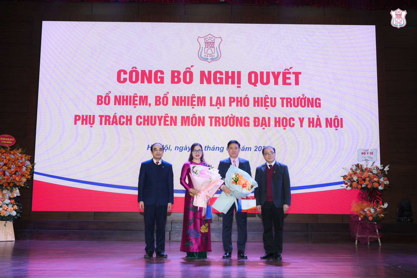 GS. Đoàn Quốc Hưng (người thứ hai từ phải qua) và PGS Kim Bảo Giang vừa được Hội đồng Trường Đại học Y Hà Nội trao quyết định bổ nhiệm lại, bổ nhiệm phó hiệu trưởng nhà trường. Ảnh: Trường Đại học Y Hà Nội GS. Đoàn Quốc Hưng (người thứ hai từ phải qua) và PGS Kim Bảo Giang vừa được Hội đồng Trường Đại học Y Hà Nội trao quyết định bổ nhiệm lại, bổ nhiệm phó hiệu trưởng nhà trường. Ảnh: Trường Đại học Y Hà Nội