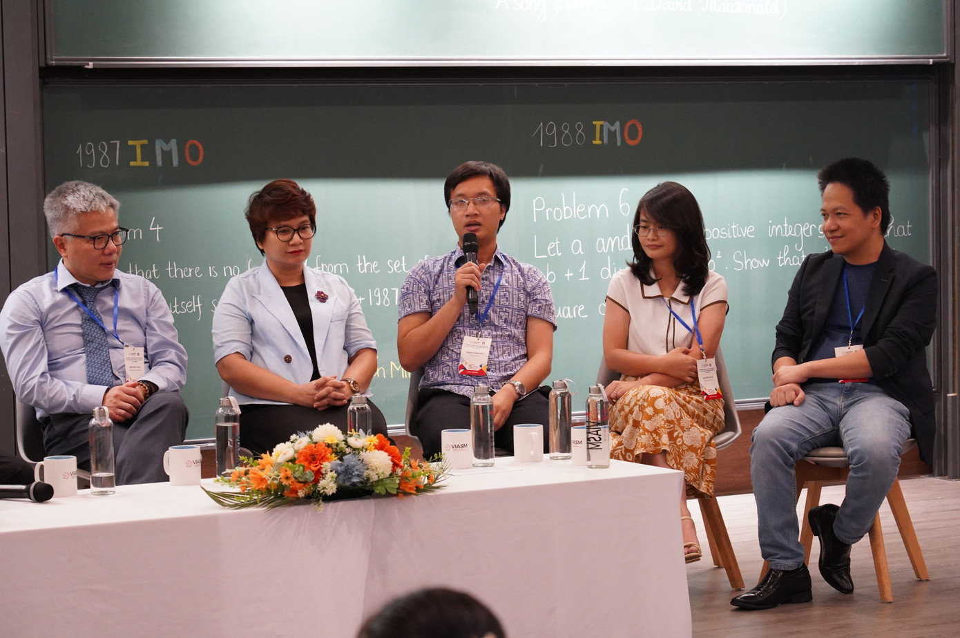 Từ trái qua phải: Giáo sư Ngô Bảo Châu, người Việt Nam đầu tiên và duy nhất cho đến thời điểm hiện tại giành được giải thưởng Fields (giải Nobel về Toán học); PGS. TS Nguyễn Thu Thủy, Vụ trưởng Vụ Giáo dục ĐH, Bộ GD&ĐT; TS Phạm Tuấn Huy, Huy chương Vàng IMO 2013 và 2014, hiện là nghiên cứu viên Clay tại ĐH Stanford, Mỹ; PGS. TS Nguyễn Phi Lê, Giám đốc Trung tâm nghiên cứu quốc tế về Trí tuệ nhân tạo, ĐH Bách khoa Hà Nội, Huy chương Bạc IMO năm 2000; Phạm Kim Hùng, CEO Công ty cổ phần True Platform, Huy chương Vàng tại IMO 2004 và Huy chương Bạc tại IMO 2005 tại tọa đàm Xây dựng, bồi dưỡng đội ngũ chuyên gia trẻ trong nước và thu hút nguồn nhân lực tài năng người Việt Nam ở nước ngoài tham gia đóng góp cho sự phát triển Đất nước. Từ trái qua phải: Giáo sư Ngô Bảo Châu, người Việt Nam đầu tiên và duy nhất cho đến thời điểm hiện tại giành được giải thưởng Fields (giải Nobel về Toán học); PGS. TS Nguyễn Thu Thủy, Vụ trưởng Vụ Giáo dục ĐH, Bộ GD&ĐT; TS Phạm Tuấn Huy, Huy chương Vàng IMO 2013 và 2014, hiện là nghiên cứu viên Clay tại ĐH Stanford, Mỹ; PGS. TS Nguyễn Phi Lê, Giám đốc Trung tâm nghiên cứu quốc tế về Trí tuệ nhân tạo, ĐH Bách khoa Hà Nội, Huy chương Bạc IMO năm 2000; Phạm Kim Hùng, CEO Công ty cổ phần True Platform, Huy chương Vàng tại IMO 2004 và Huy chương Bạc tại IMO 2005 tại tọa đàm Xây dựng, bồi dưỡng đội ngũ chuyên gia trẻ trong nước và thu hút nguồn nhân lực tài năng người Việt Nam ở nước ngoài tham gia đóng góp cho sự phát triển Đất nước.