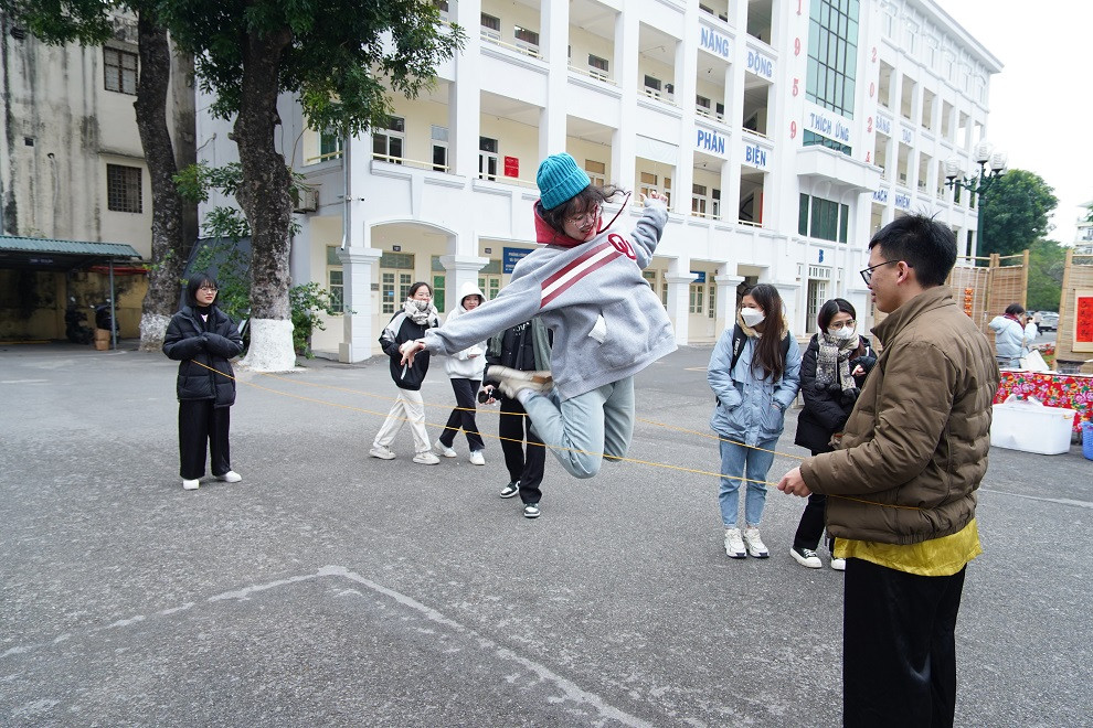 Sinh viên nước ngoài hứng thú với các trò chơi truyền thống trong dịp Tết Nguyên đán tại Việt Nam ảnh 3