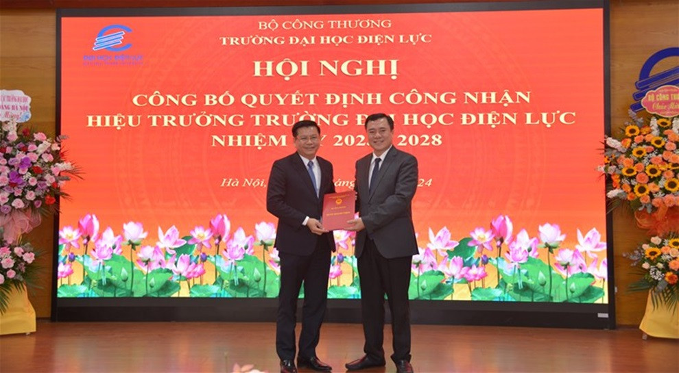 PGS.TS Đinh Văn Châu (bên trái) nhận quyết định công nhận Hiệu trưởng Trường ĐH Điện lực