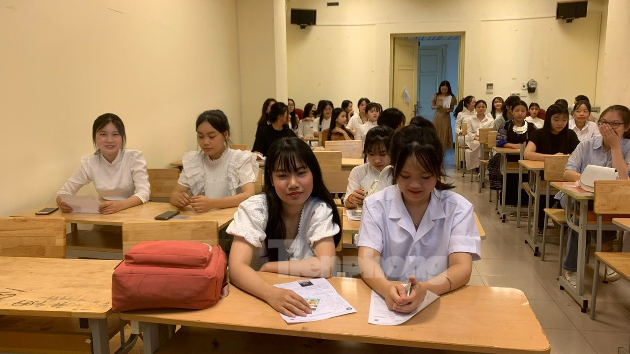 Thí sinh ngồi chờ đến lượt thi năng khiếu