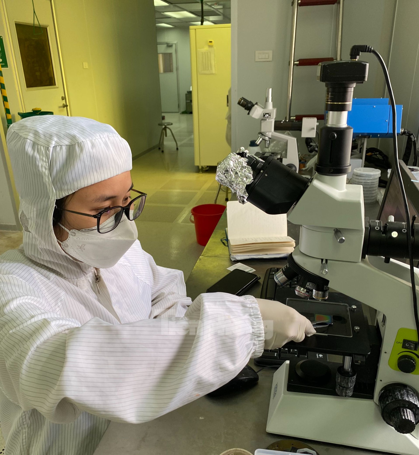 Nghiên cứu sinh Phạm Thị Hồng trong phòng lab Nghiên cứu sinh Phạm Thị Hồng trong phòng lab