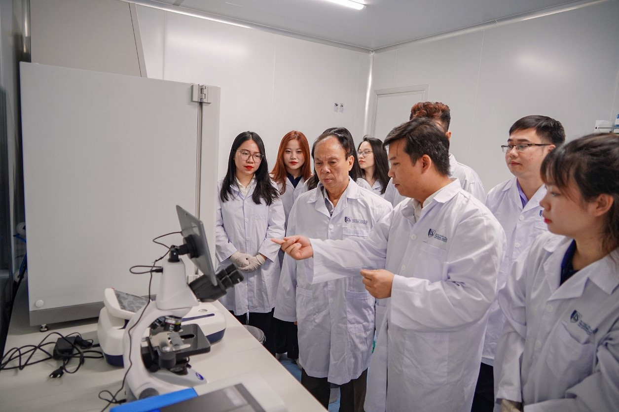 Nghiên cứu trong phòng Lab của Trường Quốc tế, ĐH Quốc gia Hà Nội Nghiên cứu trong phòng Lab của Trường Quốc tế, ĐH Quốc gia Hà Nội