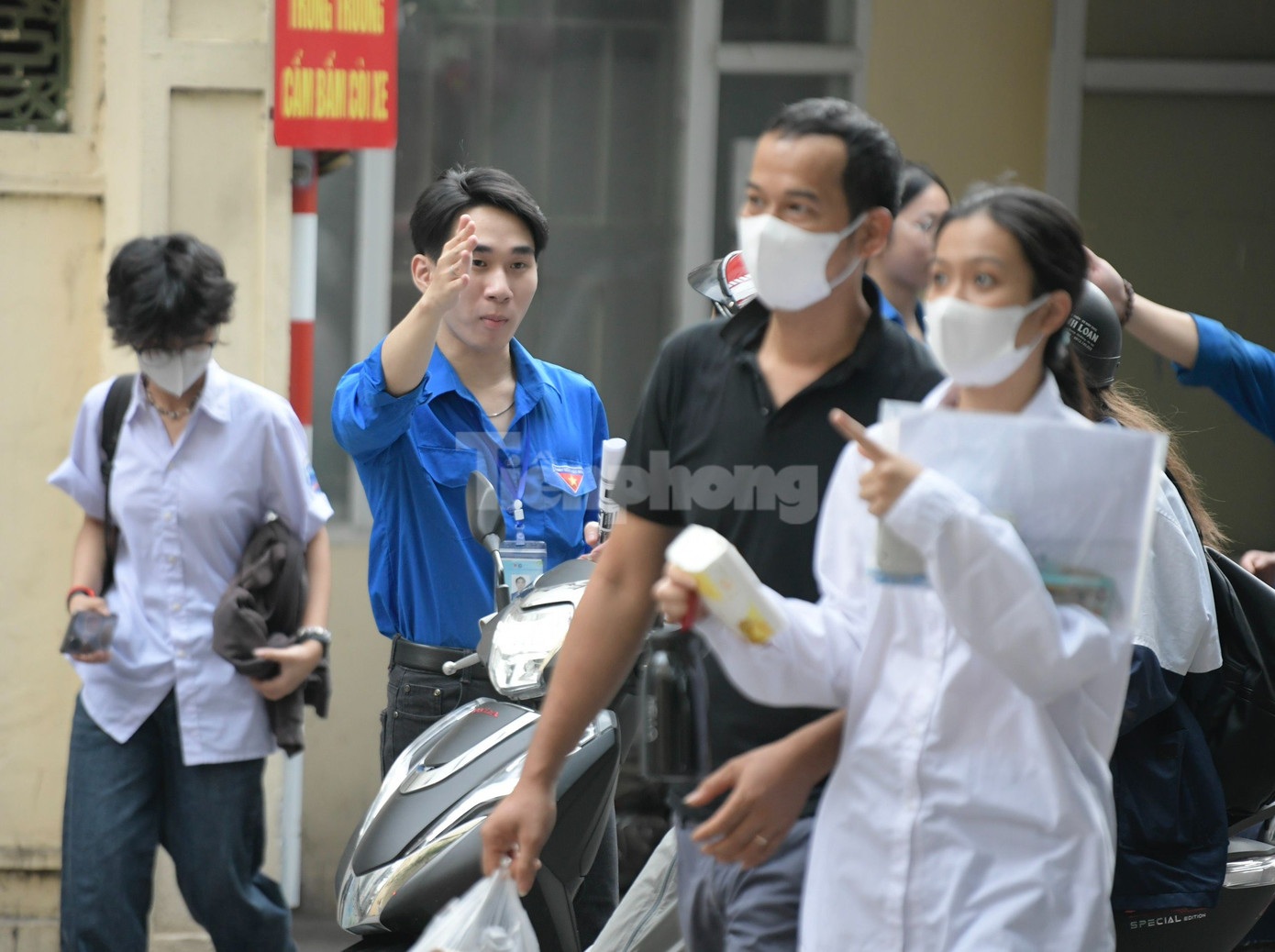 Sinh viên tình nguyện hỗ trợ kì thi đã có mặt từ rất sớm để hướng dẫn thí sinh đến đúng phòng thi.