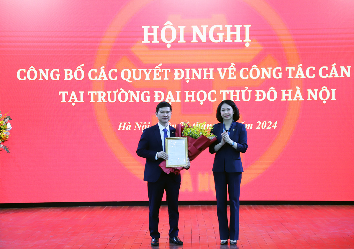 PGS.TS Nguyễn Anh Tuấn, Phó Giám đốc Sở Khoa học và Công nghệ Hà Nội (người bên trái) nhận quyết định giữ chức Chủ tịch Hội đồng trường Trường Đại học Thủ đô Hà Nội. Ảnh: Trường Đại học Thủ đô Hà Nội