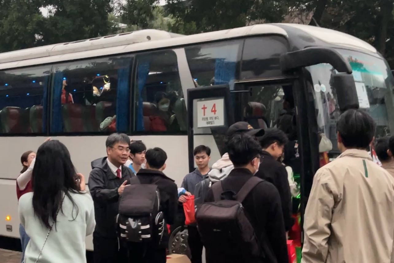 Chuyến xe gắn kết yêu thương của sinh viên Đại học Bách khoa Hà Nội sáng nay