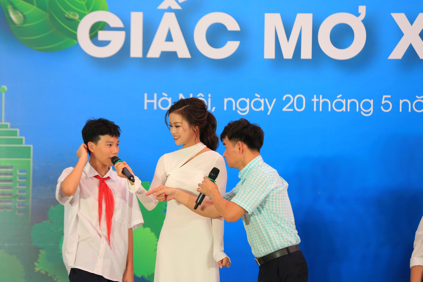 Nghệ sĩ Nhân dân Xuân Bắc, Giám đốc nhà hát kịch Việt Nam (bên phải) và Á hậu 1 Hoa hậu Thế giới Việt Nam 2023 Đào Hiền (ở giữa) giao lưu cùng học sinh. 20 học sinh có câu trả lời thú vị được nhận mỗi học sinh 1 phiếu mua hàng của hệ thống nhà sách của Công ty cổ phần Tiền Phong trị giá 200 nghìn đồng. Ảnh: Trọng Tài Nghệ sĩ Nhân dân Xuân Bắc, Giám đốc nhà hát kịch Việt Nam (bên phải) và Á hậu 1 Hoa hậu Thế giới Việt Nam 2023 Đào Hiền (ở giữa) giao lưu cùng học sinh. 20 học sinh có câu trả lời thú vị được nhận mỗi học sinh 1 phiếu mua hàng của hệ thống nhà sách của Công ty cổ phần Tiền Phong trị giá 200 nghìn đồng. Ảnh: Trọng Tài