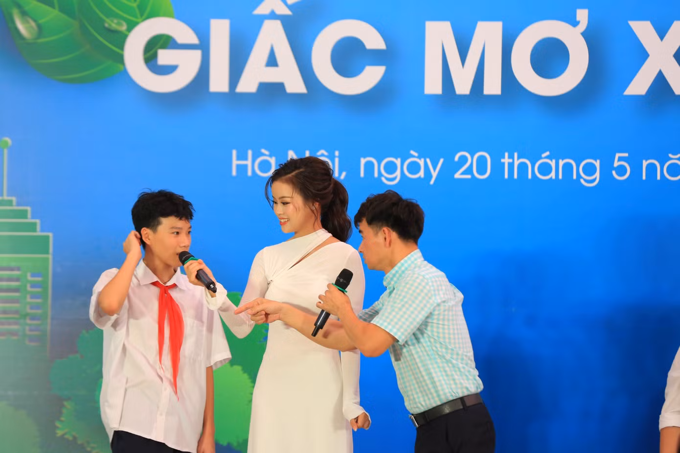 Nghệ sĩ Nhân dân Xuân Bắc, Giám đốc nhà hát kịch Việt Nam (bên phải) và Á hậu 1 Hoa hậu Thế giới Việt Nam 2023 Đào Hiền (ở giữa) giao lưu cùng học sinh. 20 học sinh có câu trả lời thú vị được nhận mỗi học sinh 1 phiếu mua hàng của hệ thống nhà sách của Công ty cổ phần Tiền Phong trị giá 200 nghìn đồng. Ảnh: Trọng Tài