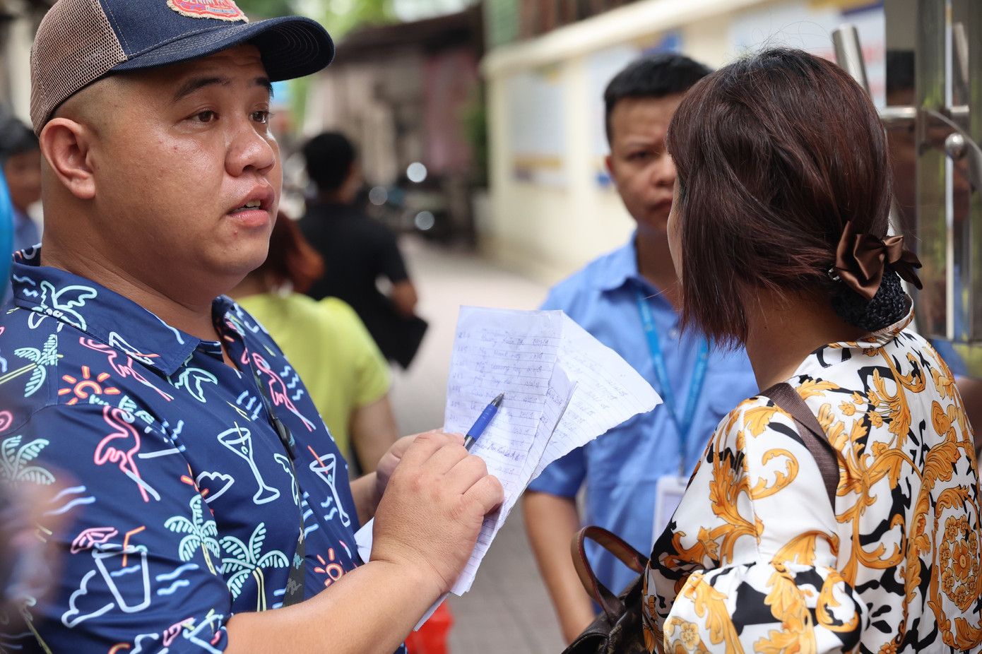 Bảo vệ, những người trong ban tuyển sinh của trường gọi 10 phụ huynh vào một lần dựa trên những tờ giấy tự phát, ghi danh sách tên con, ngày tháng năm sinh của con