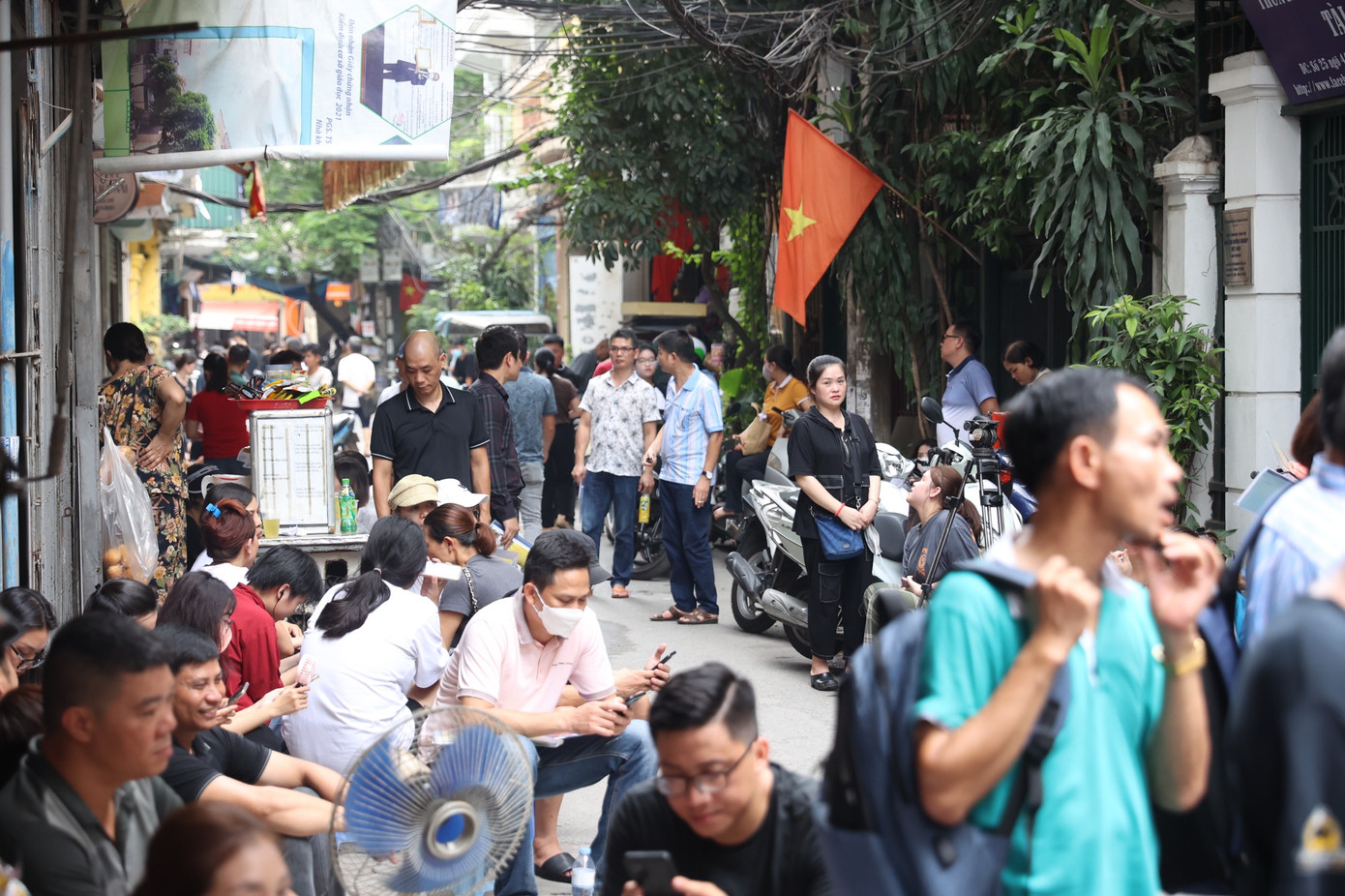 Cảnh đợi chờ trong nắng nóng ở bên ngoài cổng trường