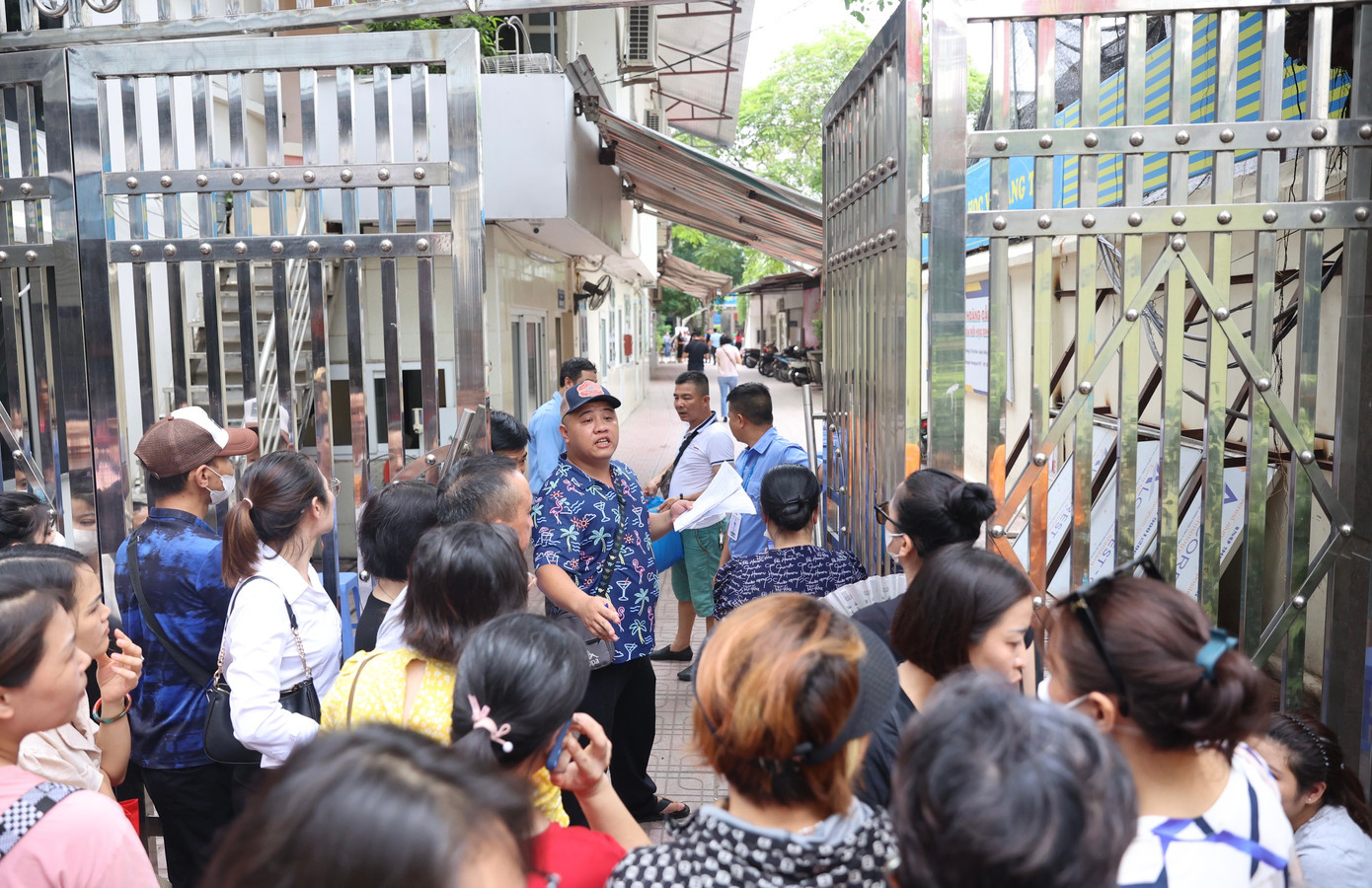 Sáng nay, nhiều phụ huynh được gọi vào làm thủ tục cho con