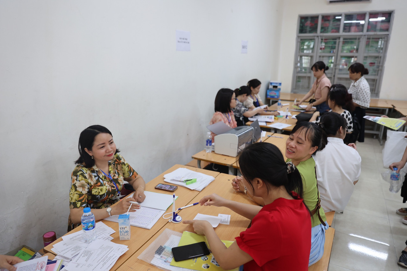 Nhiều phụ huynh đến 10h sáng mới nộp được hồ sơ cho con