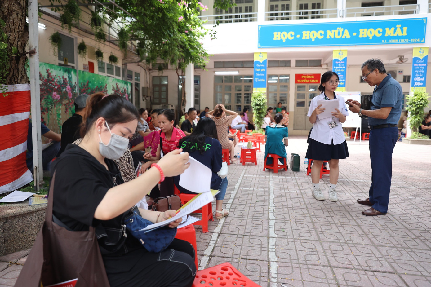 Những phụ huynh may mắn ngồi đợi bên ngoài phòng tuyển sinh