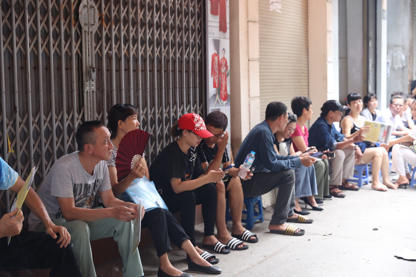 Nhiều phụ huynh đợi chờ nộp hồ sơ cho con từ 21 giờ tối 4/7 tại trường THPT Hoàng Cầu. Ảnh: Như Ý