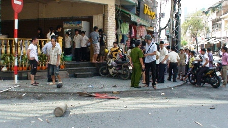 Chiếc bình gas trong máy lạnh nằm giữa đường