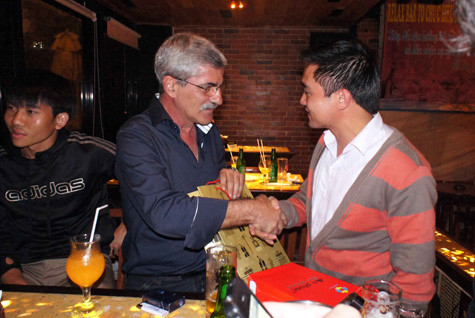 Trợ lý Đức Thắng tặng quà cho HLV Calisto.