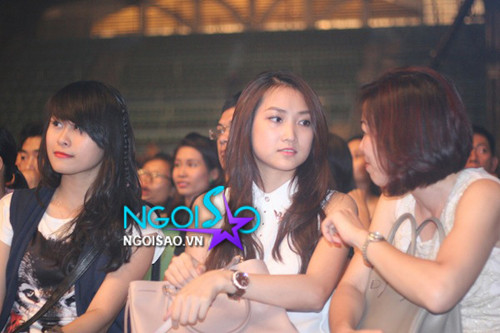 Cô gái sở hữu gương mặt bầu bĩnh, ăn vận giản dị với áo sát nách màu trắng.