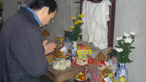 Anh Nguyễn Văn Quế bên bàn thờ vợ là Nguyễn Thị Quỳnh và con gái - nạn nhân của Nguyễn Đức Tiềm