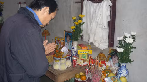Anh Nguyễn Văn Quế bên bàn thờ vợ là Nguyễn Thị Quỳnh và con gái - nạn nhân của Nguyễn Đức Tiềm
