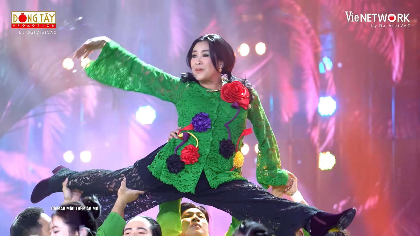 Xoạc chân từ một vũ đạo bỗng bị nâng cao quan điểm không phù hợp với "văn hóa Cà Mau". Xoạc chân từ một vũ đạo bỗng bị nâng cao quan điểm không phù hợp với "văn hóa Cà Mau".