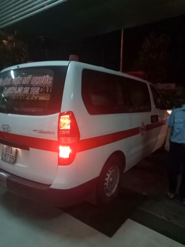 Sập giàn giáo kinh hoàng ở Bình Dương, 4 công nhân thương vong ảnh 2