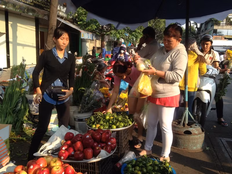 TPHCM: Người dân tấp nập mua đồ cúng ngày vía Thần tài ảnh 11