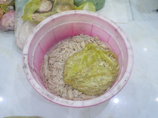 Sản xuất chả lụa cạnh nhà vệ sinh ảnh 4