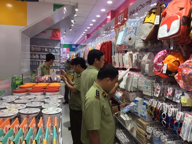 Tạm giữ 5.000 sản phẩm 'có vấn đề' nguồn gốc, nhãn mác của Con Cưng ảnh 6