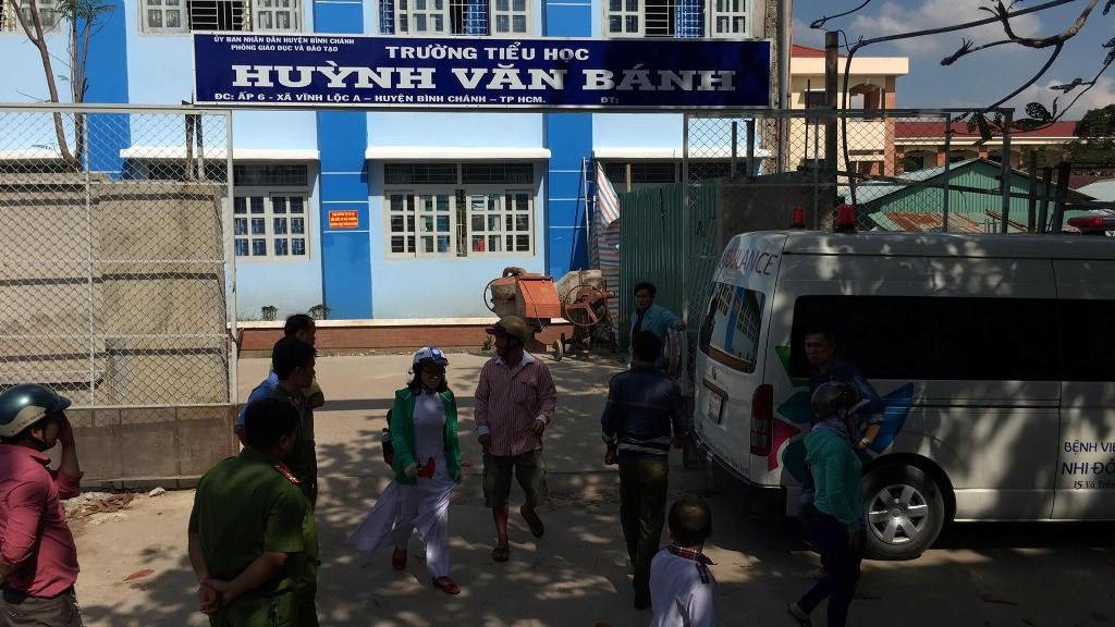 Sập giàn giáo khi đang tổ chức lễ 20/11 là do gió mạnh? ảnh 1 Sập giàn giáo khi đang tổ chức lễ 20/11 là do gió mạnh? ảnh 1