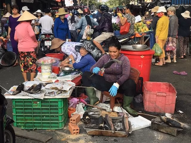 TPHCM: Người dân tấp nập mua đồ cúng ngày vía Thần tài ảnh 1