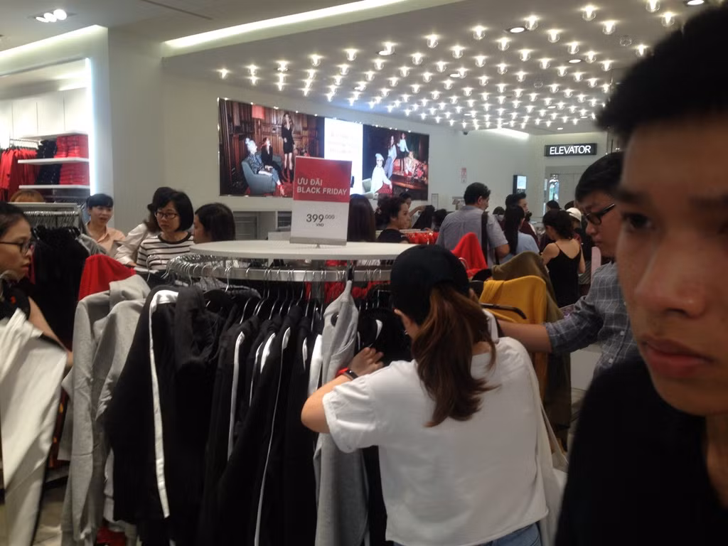 Black Friday: Nơi đìu hiu, chỗ tấp nập ảnh 12